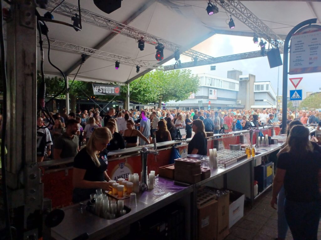 De Vrienden van het Kerkplein feesttent veel volk