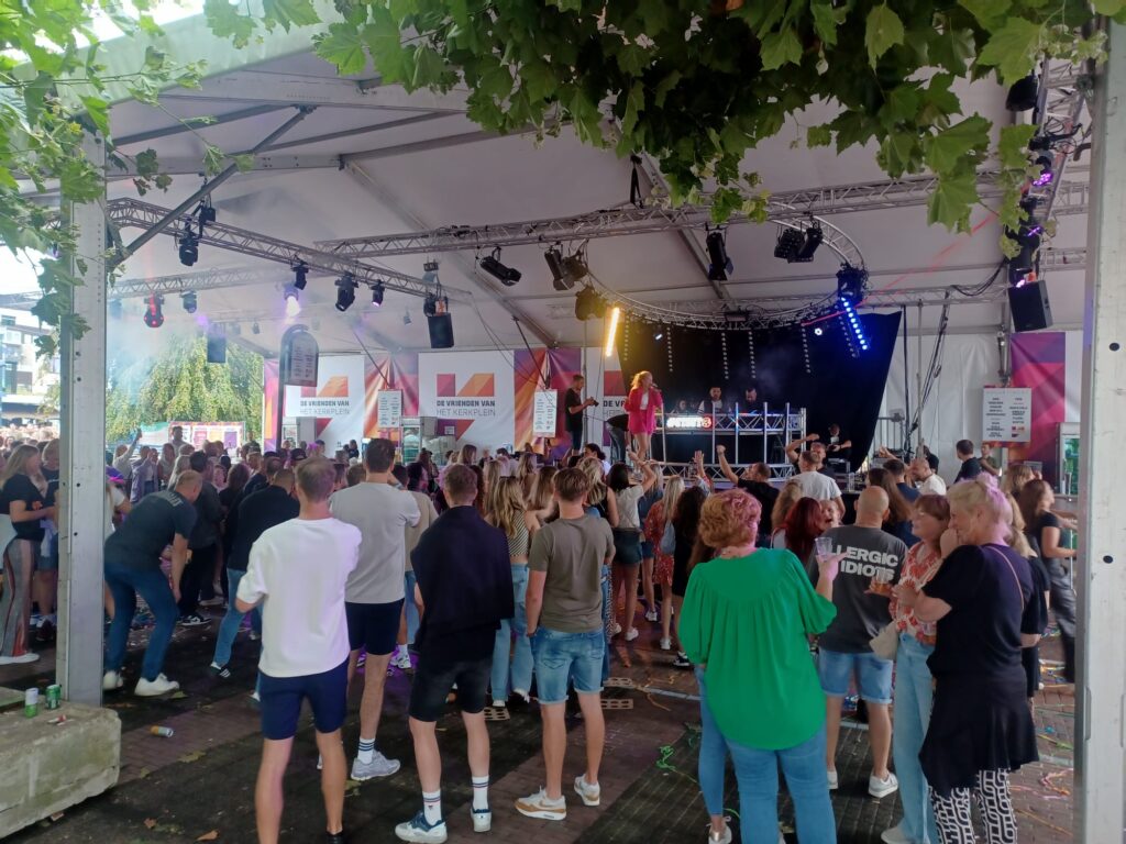De Vrienden van het Kerkplein feesttent live optredens