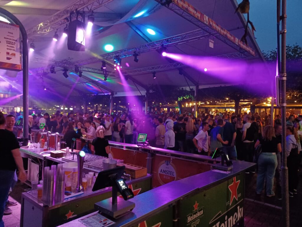 De Vrienden van het Kerkplein feesttent gezellige bar