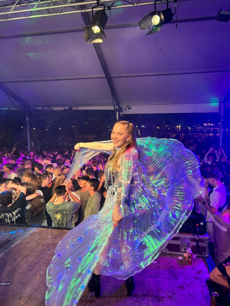 De Vrienden van het Kerkplein feesttent dansende mensen