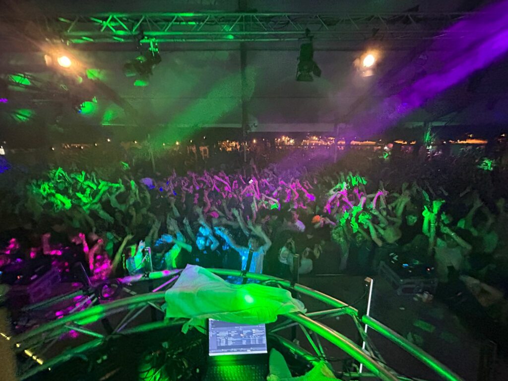 De Vrienden van het Kerkplein feesttent publiek