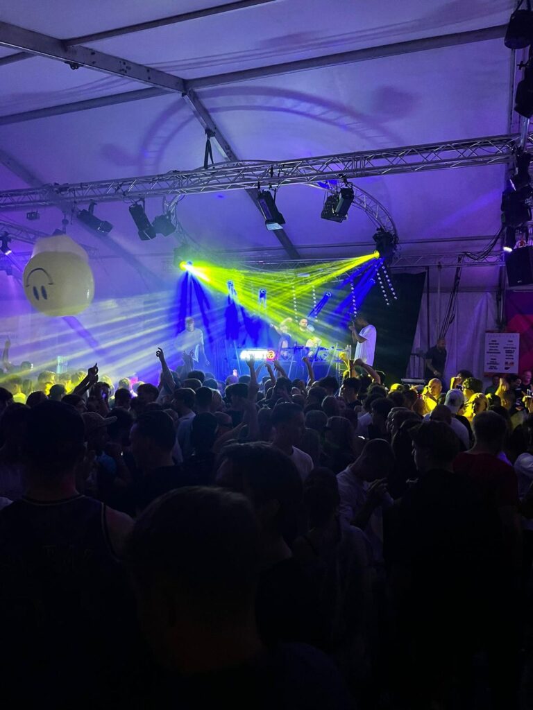 De Vrienden van het Kerkplein feesttent kermis 2024