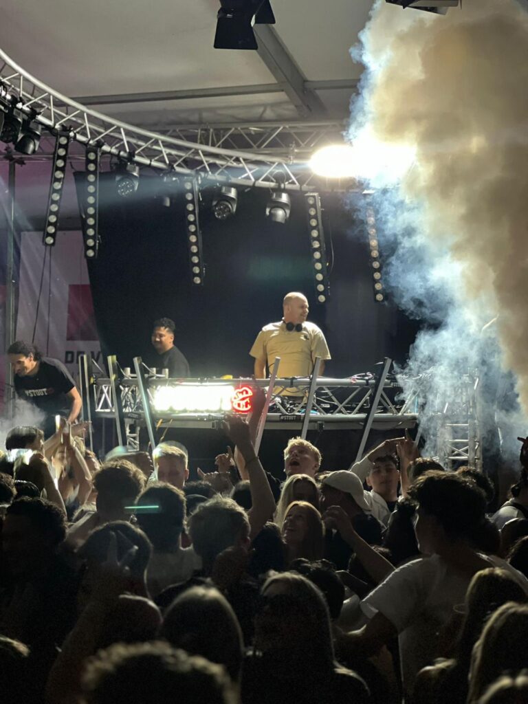 De Vrienden van het Kerkplein feesttent DJ